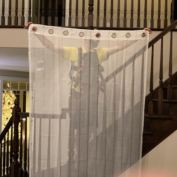 Two matching curtains like new - Picture 3 of 5